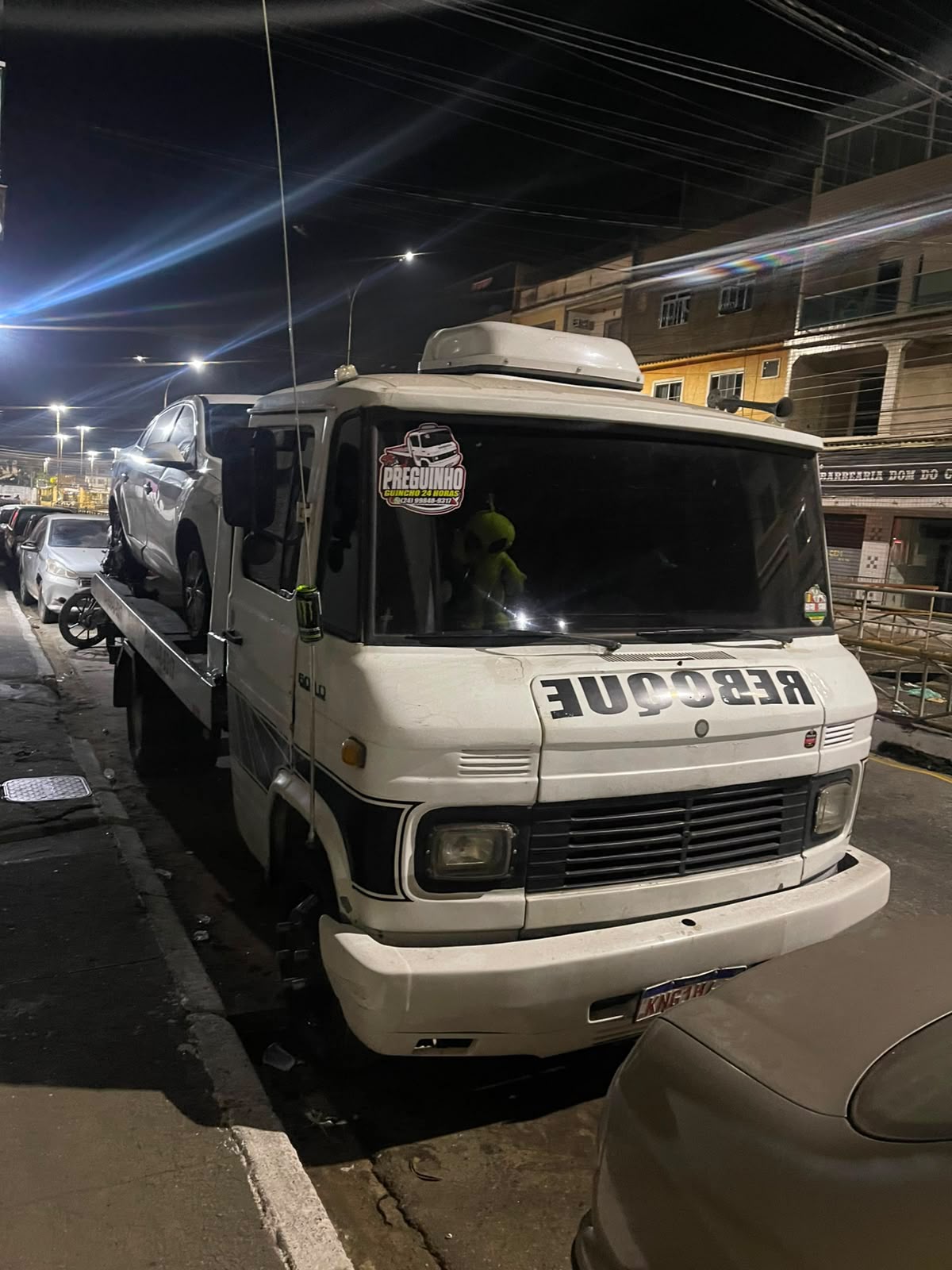 Guincho em atendimento noturno com carro na plataforma
